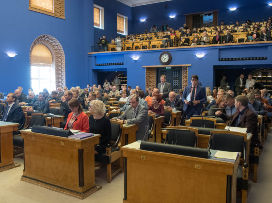 Täiskogu istung, olulise tähtsusega riikliku küsimuse "Eesti Inimarengu Aruanne 2016/2017" arutelu